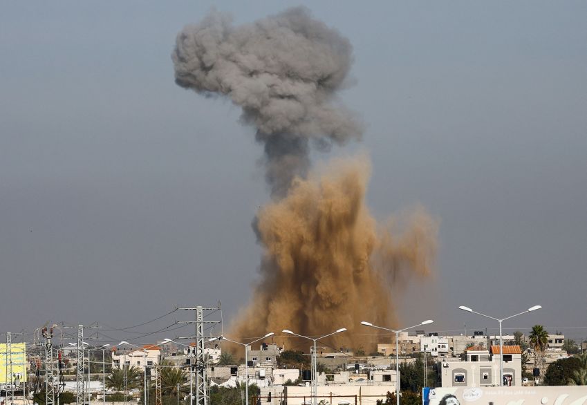 Fumaça após ataques israelenses, vista de Rafah, no sul da Faixa de Gaza / 18/01/2024 REUTERS/Ibraheem Abu Mustafa