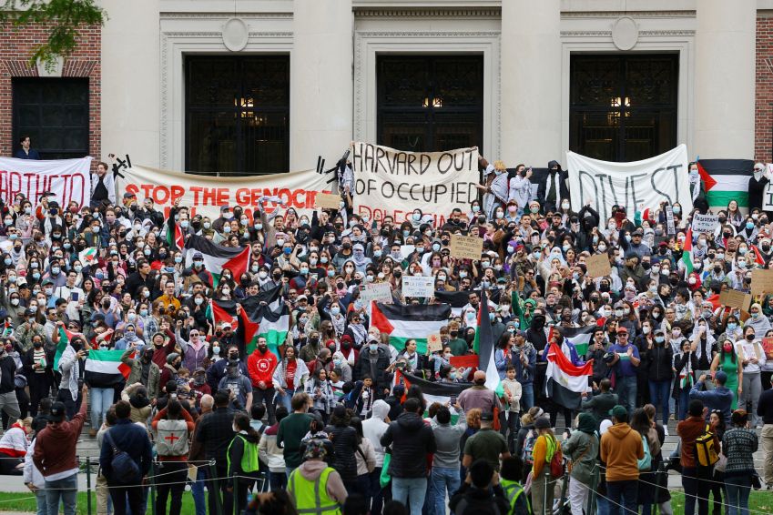Manifestantes participam de ato pró-palestinos na Universidade de Harvard em Cambridge, Massachusetts, EUA • Brian Snyder/Reuters (14.out.23)