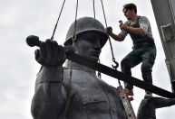 Moradores e ativistas de região da Ucrânia removem todos os monumentos da era soviética