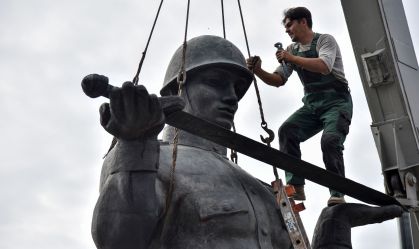 Moradores e ativistas de região da Ucrânia removem todos os monumentos da era soviética