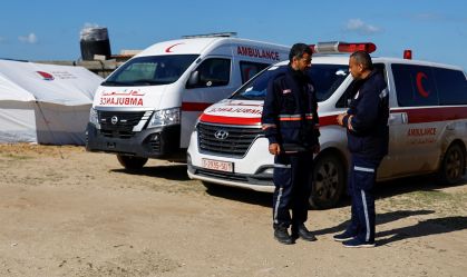 Ambulâncias viram clínicas móveis em Gaza após bloqueio de vias para hospitais