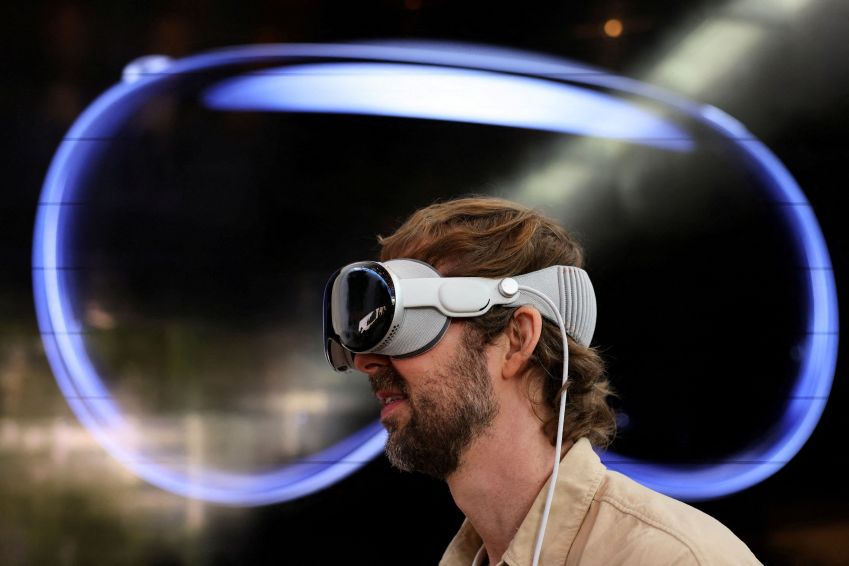 Cliente usa os óculos Vision Pro da Apple no dia em que foi colocado à venda pela primeira vez em Los Angeles, Califórnia, EUA / 02/02/2024 REUTERS/Mike Blake
