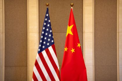 Bandeiras dos EUA e da China em Pequim
