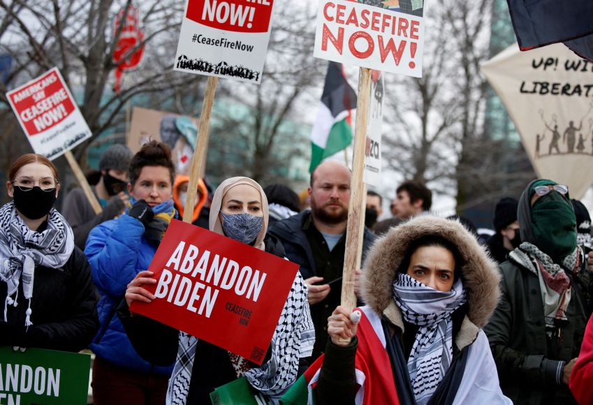 Manifestantes protestam por um cessar-fogo em Gaza durante visita de Biden a Warren, em Michigan / 01/02/2024 REUTERS/Rebecca Cook