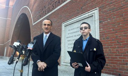 EUA: Estudante de Massachusetts luta contra a proibição de camisetas de "dois gêneros" em tribunal de recursos