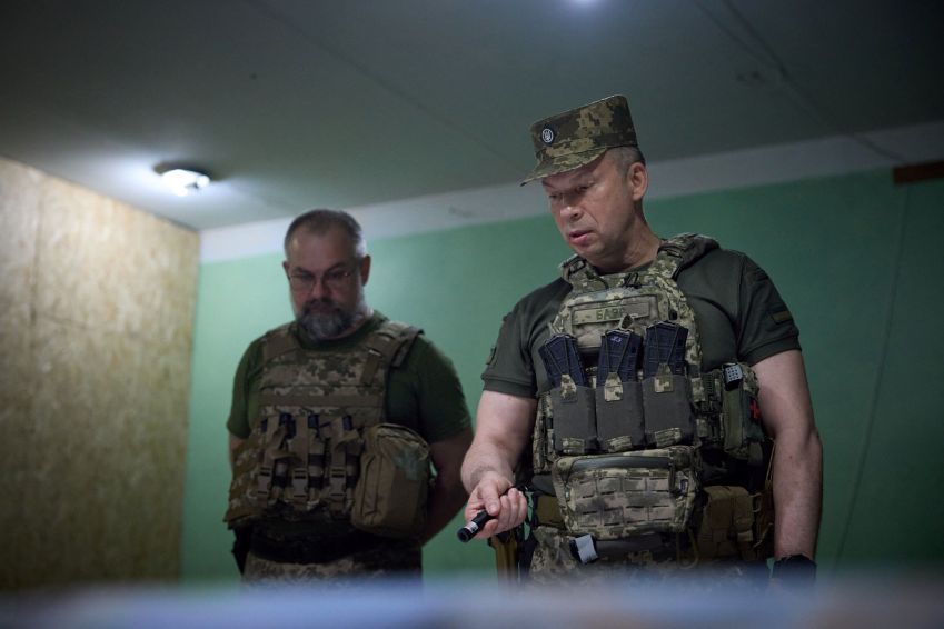 Oleksandr Syrskyi na região de Donetsk / 26/6/2023 Divulgação via REUTERS