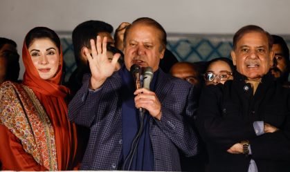 Ex-premiês do Paquistão e rivais, Sharif e Khan reivindicam vitória eleitoral