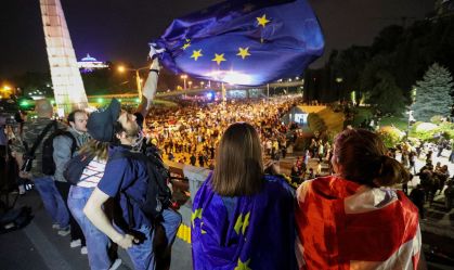 Manifestantes protestam contra projeto de lei sobre “agentes estrangeiros”, em