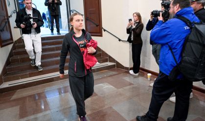 Greta Thunberg é multada por bloquear entrada do Parlamento sueco