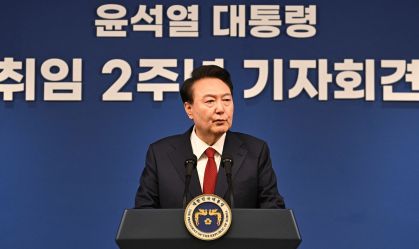 Partido no poder na Coreia do Sul apoia impeachment; presidente se recusa a renunciar