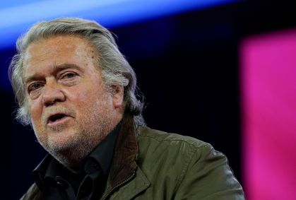 Prisão domiciliar de Bolsonaro aumenta tensão com os EUA, diz Bannon