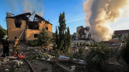 Bombeiros trabalham em local de ataque com mísseis russos em Kharkiv, Ucrânia