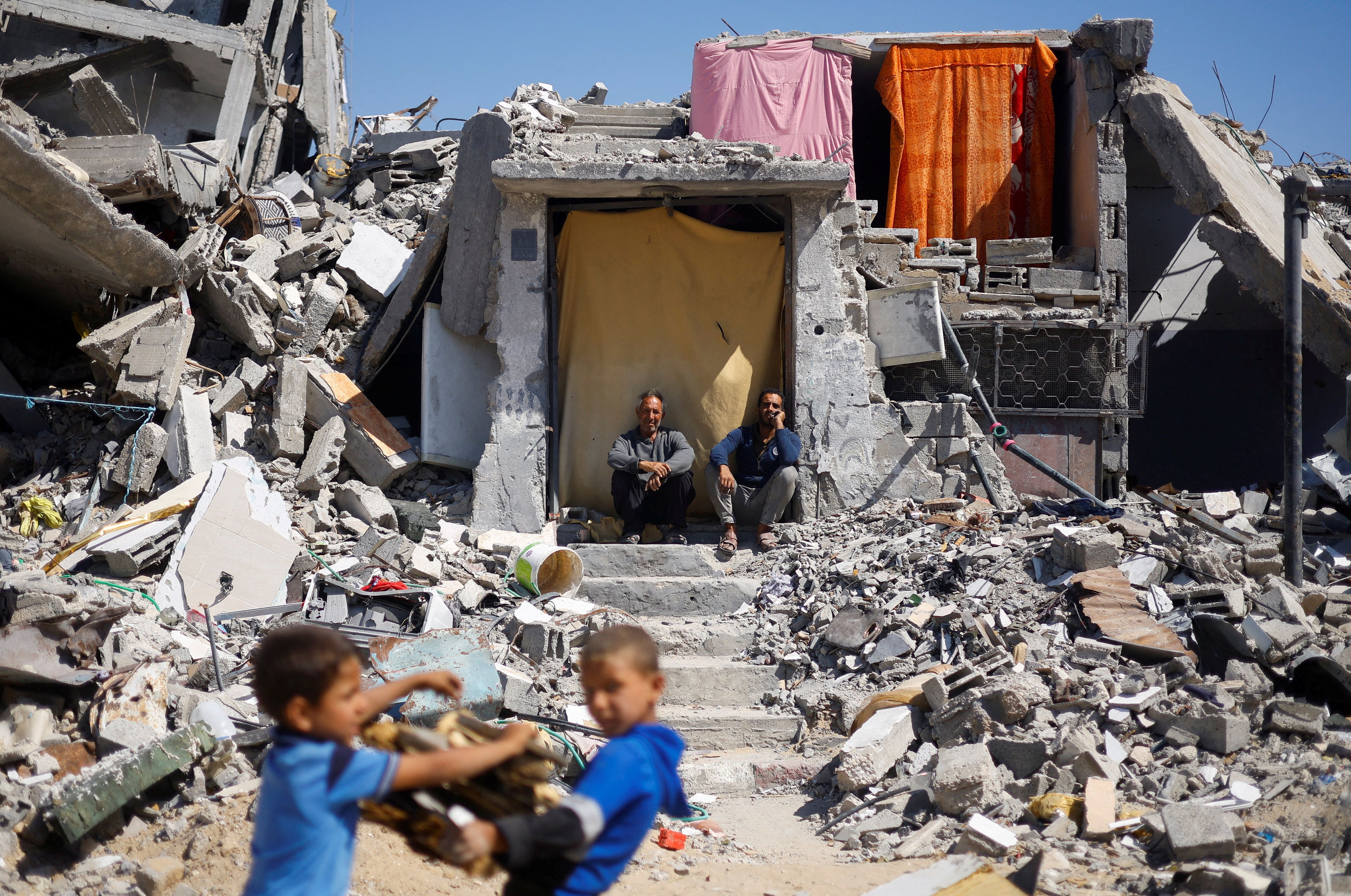 Casas destruídas por ataque israelense em Khan Younis, sul de Gaza / Mohammed Salem/Reuters (14.mai.24)