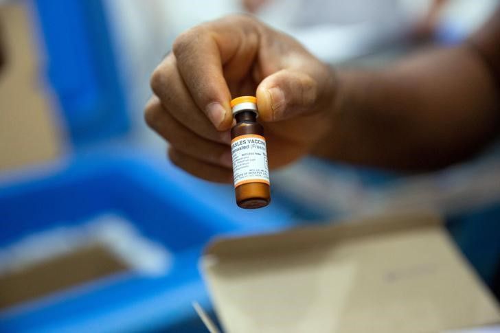 Frasco de vacina contra o sarampo é verificado em base