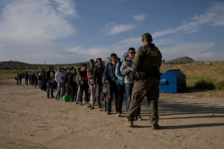 Imigrantes se entregam a um agente de fronteira depois de cruzarem a fronteira entre México e Estados Unidos em Jacumba Hot Springs, na Califórnia / 15/05/2024 REUTERS/Adrees Latif