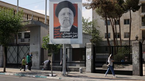 Cartaz com foto do presidente do Irã, Ebrahim Raisi, em rua de Teerã