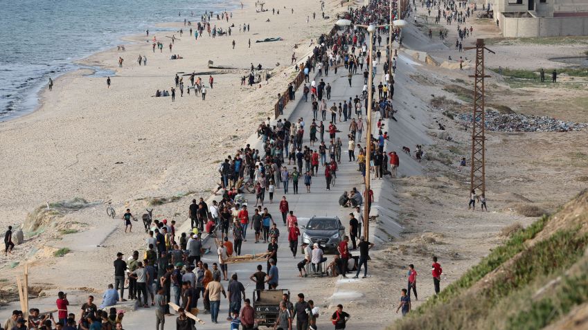 Palestinos buscam ajuda entregue a Gaza através de um píer construído pelos EUA / 19/05/2024 REUTERS/Ramadam Abed