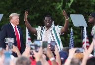 Trump diz que imigrantes ilegais formam “exército” para atacar norte-americanos