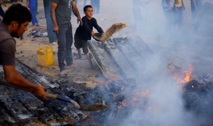 Guerra em Gaza contribuiu para pico de pessoas deslocadas no mundo, diz ONU