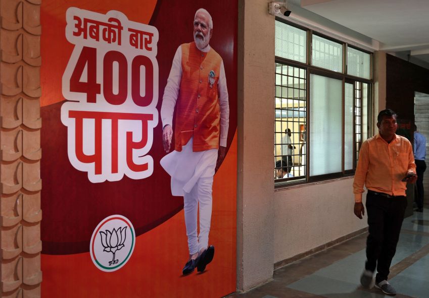 Cartaz do primeiro-ministro indiano Narendra Modi em Gandhinagar / 4/6/2024 REUTERS/Amit Dave