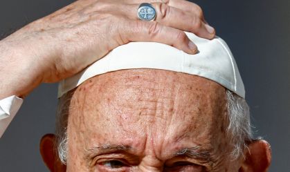 Papa pede esforço global para enfrentar crise da dívida de países pobres