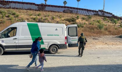 Com proibição de Biden, imigrantes enfrentam nova realidade na fronteira