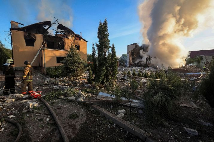 Bombeiros trabalham no local de ataque com mísseis russos em Kharkiv, Ucrânia / 10/05/2024 REUTERS/Vyacheslav Madiyevskyy