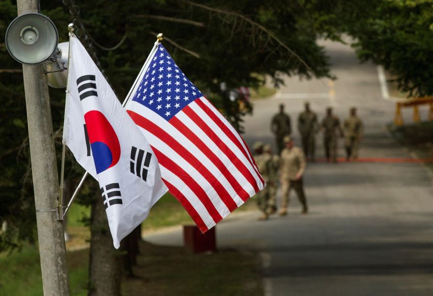 Bandeiras dos EUA e da Coreia do Sul. • REUTERS