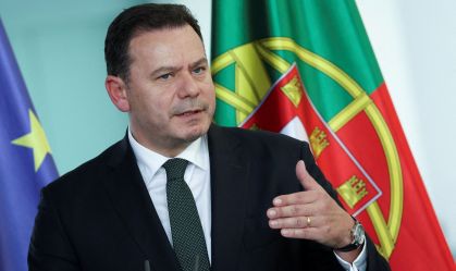 Parlamento português decide seguir adiante com voto de desconfiança