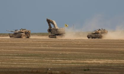 Tanques israelenses manobram perto da fronteira Israel-Gaza