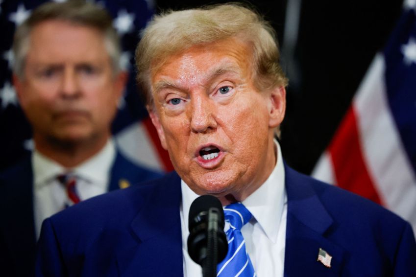 Candidato presidencial republicano Trump fala a jornalistas após reuniões com republicanos no Capitólio, em Washington / 13/06/2024 REUTERS/Evelyn Hockstein