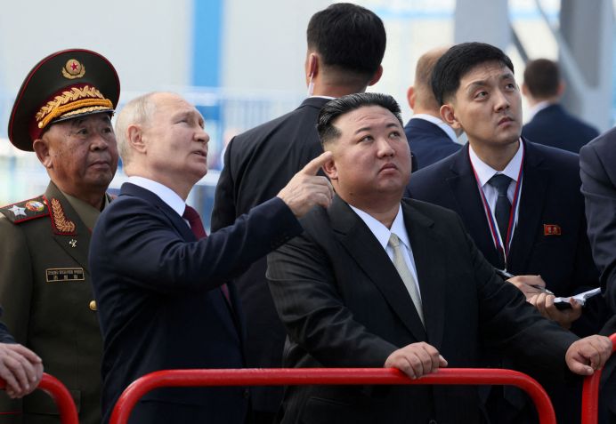 O presidente da Rússia, Vladimir Putin, e o líder da Coreia do Norte, Kim Jong Un, visitam o Cosmódromo Vostochny, no extremo leste da região de Amur, Rússia • 13/09/2023 Sputnik/Mikhail Metzel/Kremlin via REUTERS