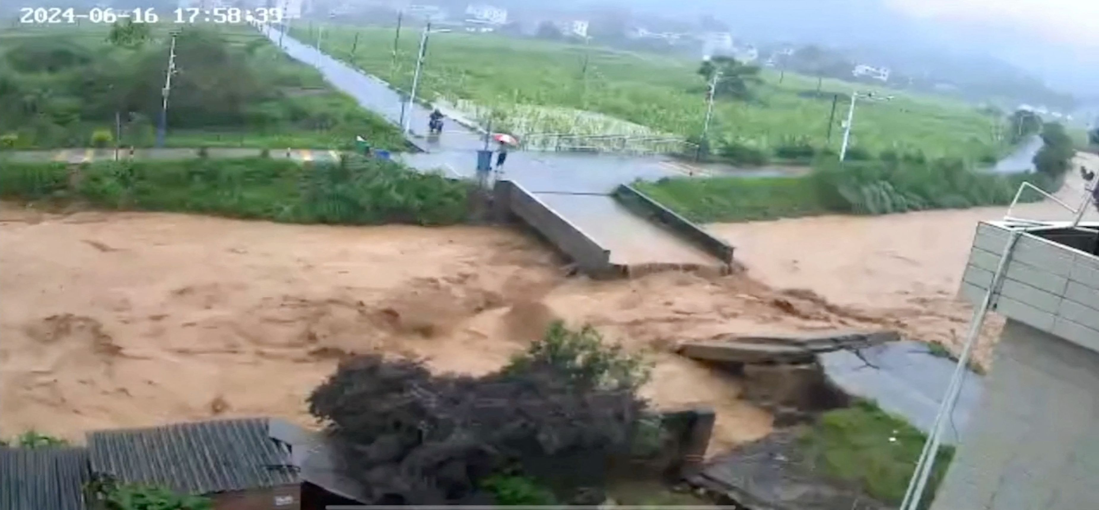 Ponte desaba em meio a fortes chuvas na cidade de