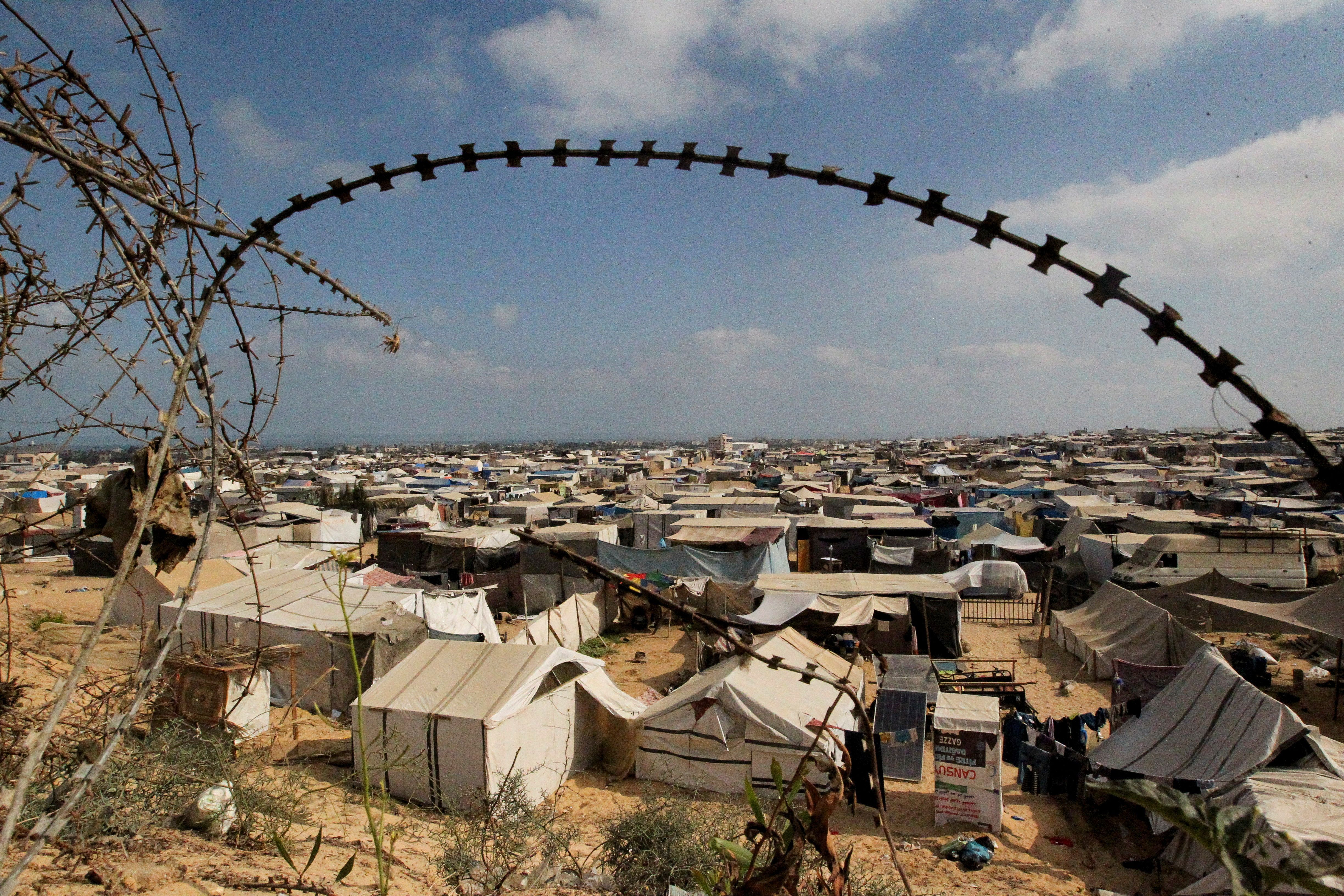 Palestinos se abrigam em barracas em Rafah