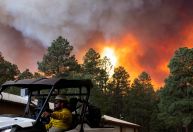 Incêndios florestais no Novo México deixam um morto e milhares de deslocados