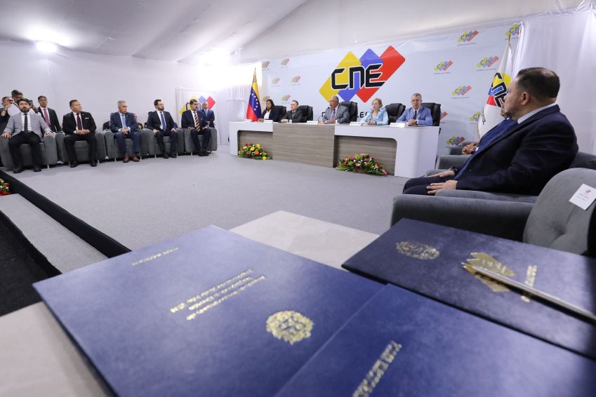 O presidente da Venezuela, Maduro, assina acordo para reconhecer os resultados eleitorais das eleições presidenciais de julho, em Caracas, Venezuela / 20/06/2024 Palácio Miraflores /Divulgação via REUTERS