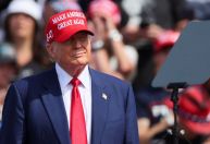 Pela 1ª vez campanha de Trump diz ter mais dinheiro do que a de Biden