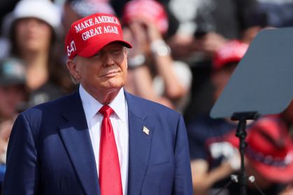 Donald Trump veste boné escrito Make America Great Again