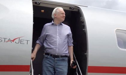 Julian Assange termina impasse com EUA, trocando confissão de culpa por liberdade