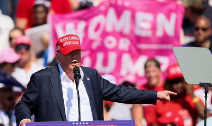 Trump intensifica ataques a Kamala Harris e mantém silêncio sobre vice
