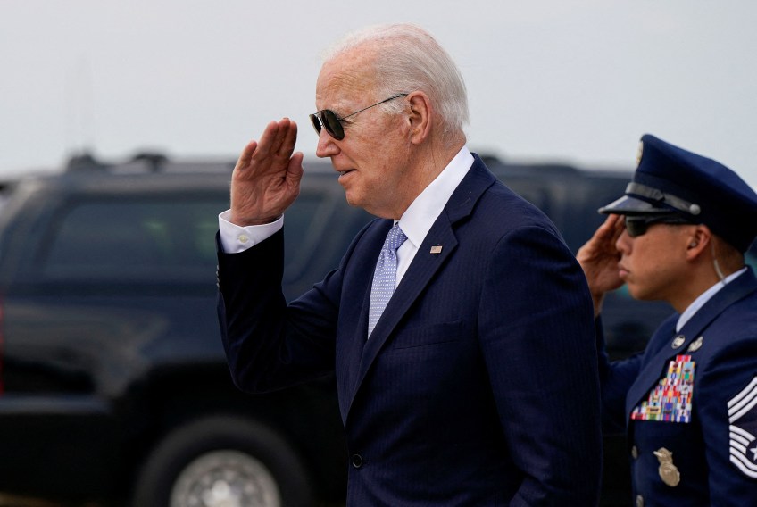 O presidente dos EUA, Joe Biden, após desembarcar do Força Aérea Um na Base Conjunta de Andrews, Maryland, EUA / 20/05/2024 REUTERS/Elizabeth Frantz