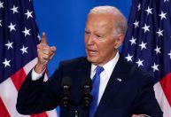 Campanha de Biden diz que presidente continua comprometido em permanecer na disputa