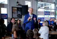 Democratas mantêm esforços privados para afastar Biden da campanha