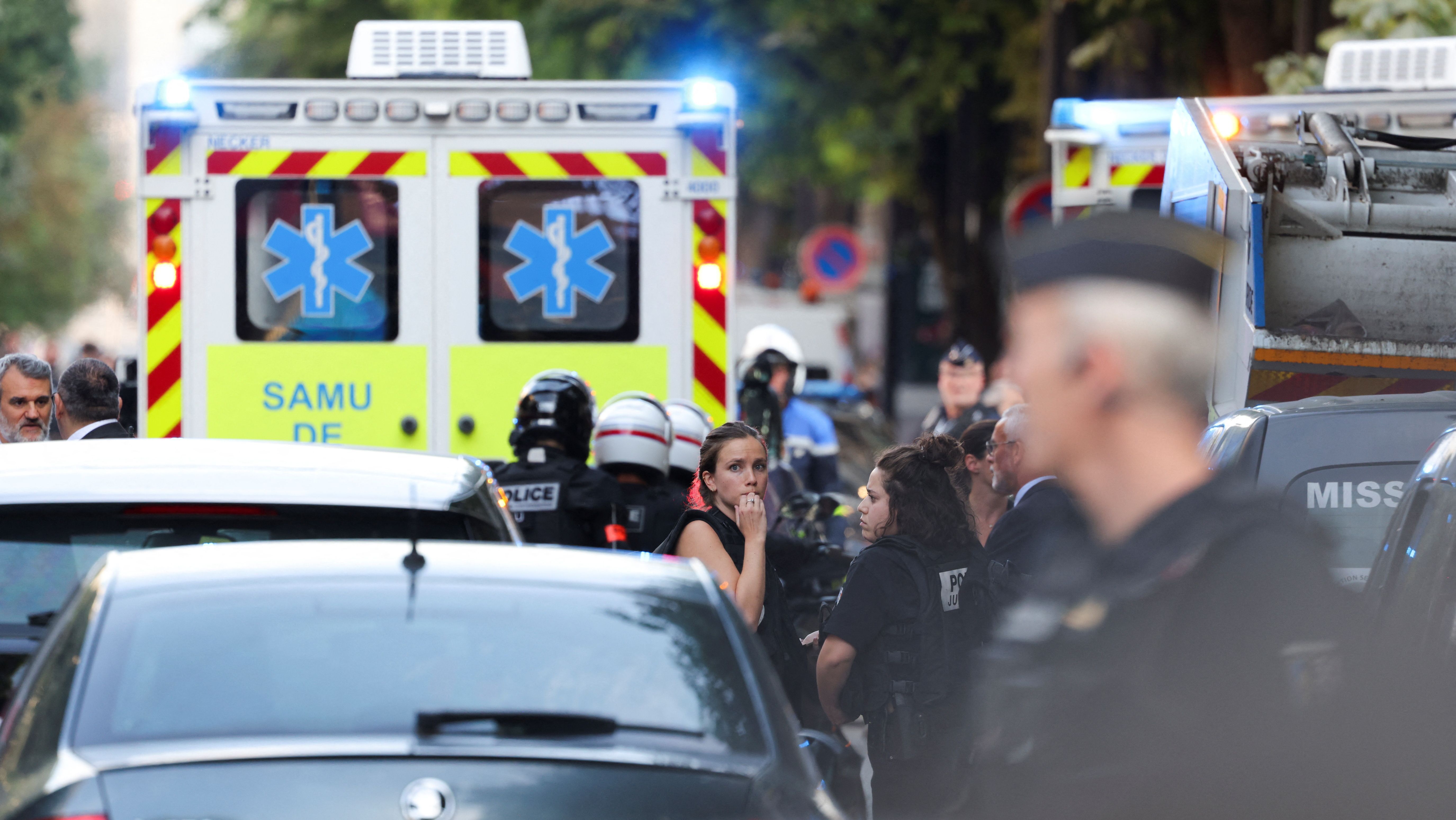 Polícia perto da avenida Champs Élysées em Paris