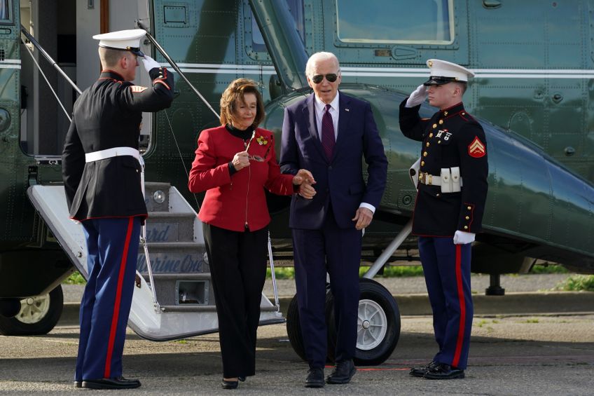 Biden e Pelosi desembarcam de helicóptero em São Francisco / 21/02/2024 REUTERS/Kevin Lamarque