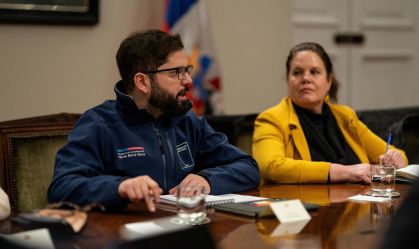 Presidente chileno, Gabriel Boric, ao lado da ministra da Defesa,