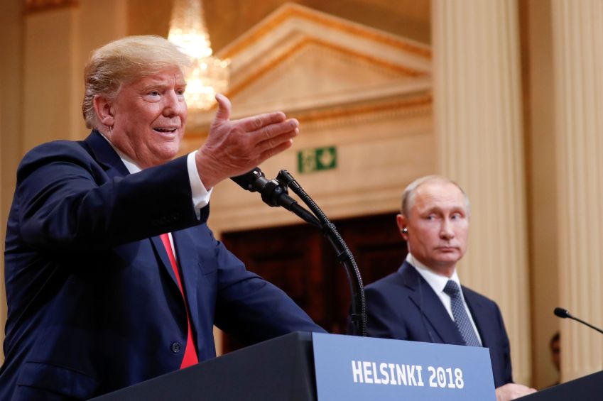 Donald Trump, então presidente dos Estados Unidos, em entrevista coletiva com presidente da Rússia, Vladimir Putin, em Helsinque, em 2018 • 16/07/2018 REUTERS/Kevin Lamarque