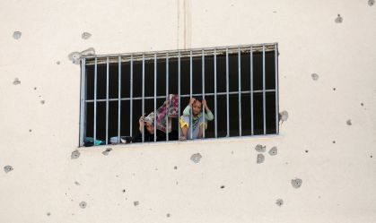 Palestinos se abrigam em Khan Younis, no sul da Faixa