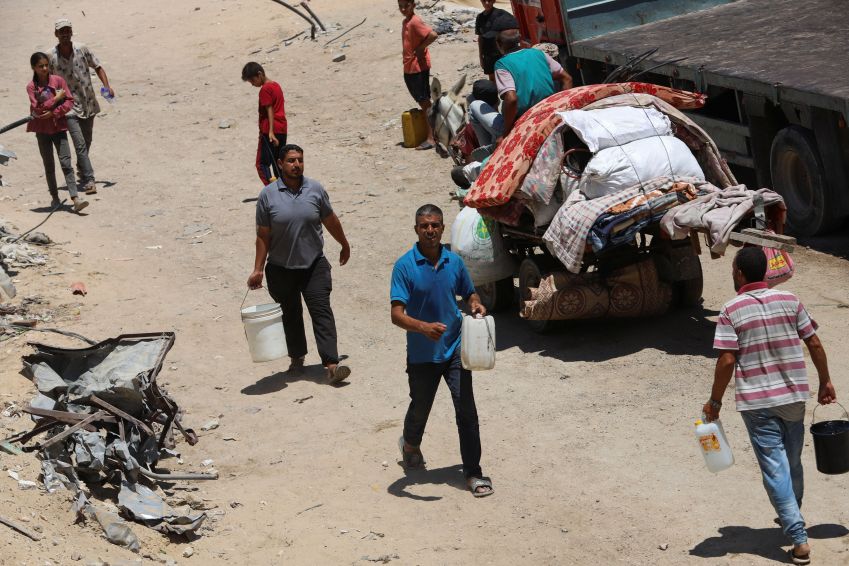 Palestinos se reúnem para coletar água em meio ao conflito entre Israel e Hamas em Gaza / 29/07/2024 REUTERS/Hatem Khaled