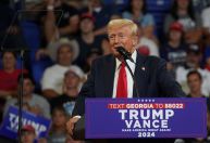 Trump chama Kamala e Walz de “a dupla de esquerda mais radical da história”